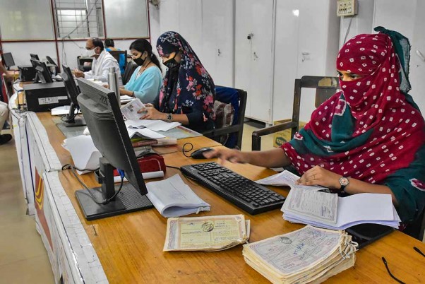 लॉकडाउन के तीसरे चरण में जबलपुर के हेड पोस्ट ऑफिस में 30 फीसदी स्टाफ के साथ काम करते कर्मचारी