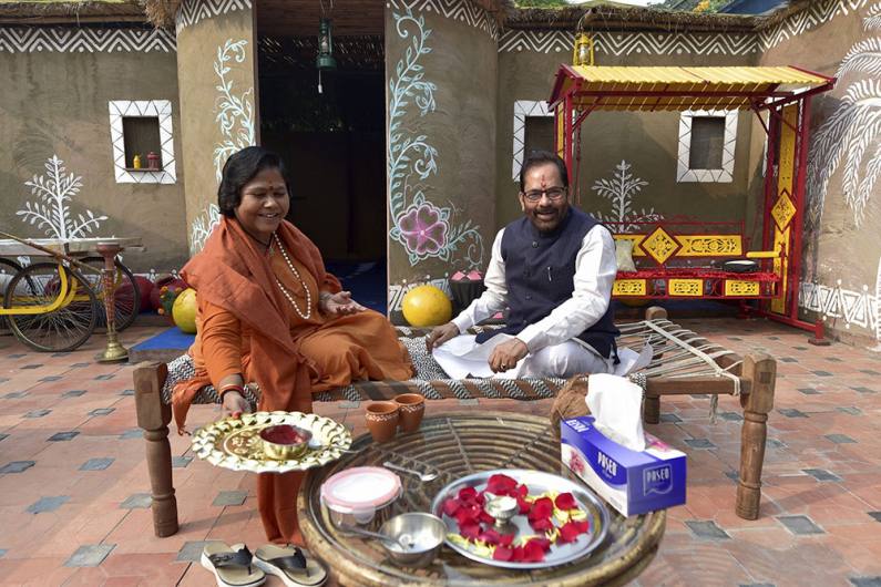 दिल्ली में केंद्रीय मंत्री साध्वी निरंजन ज्योति ने केंद्रीय मंत्री मुख्तार अब्बास नक़वी के घर पहुंच कर मनाया भाई दूज