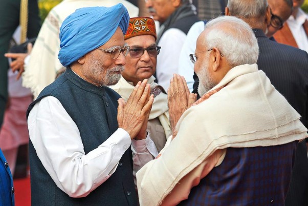 संसद भवन में बीआर आंबेडकर की पुण्यतिथि के अवसर पर अपने पूर्व समकक्ष मनमोहन सिंह का अभिवादन करते प्रधानमंत्री नरेंद्र मोदी