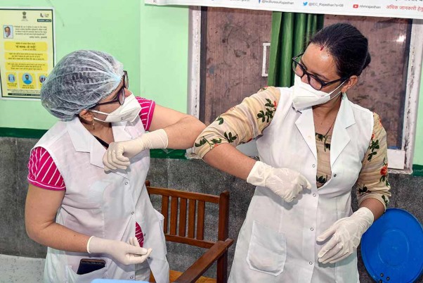 महामारी की दूसरी लहर के दौरान अंतर्राष्ट्रीय नर्स दिवस के अवसर पर एक दूसरे को बधाईयां देती नर्सें