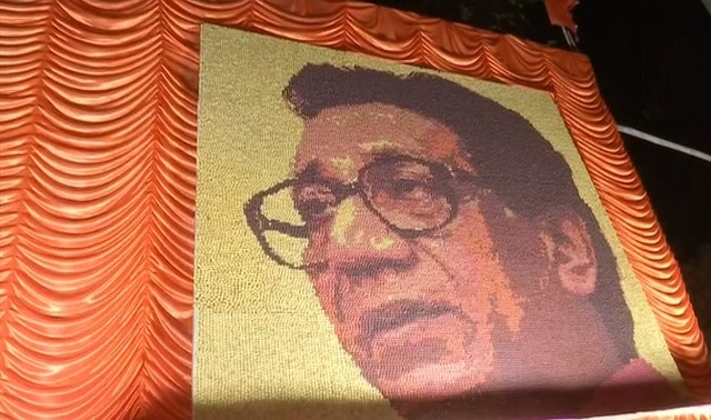 बाल ठाकरे की जयंती पर कलाकार ने 33 हजार रुद्राक्ष से बनाया 8 फीट की पेंटिंग