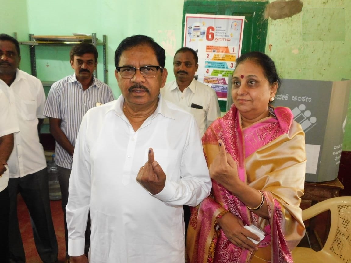 कर्नाटक के डिप्टी सीएम जी परमेश्वरा और उनकी पत्नी कणिका परमेश्वरी ने कोरटागेरे, तुमकुर में एक मतदान केंद्र पर अपना वोट डाला।