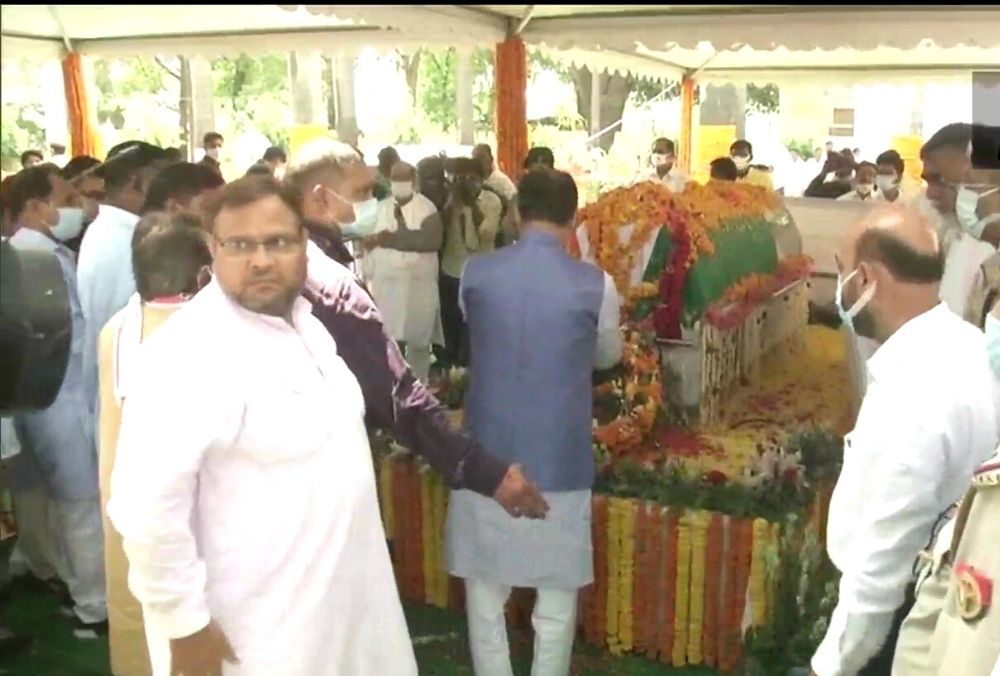 अलीगढ़ के अतरौली में यूपी के पूर्व सीएम कल्याण सिंह को श्रद्धांजलि देते मध्य प्रदेश के सीएम शिवराज सिंह चौहान