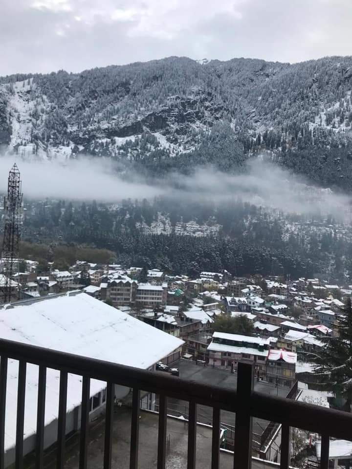 मनाली में पहली बर्फबारी के बाद का दृश्य