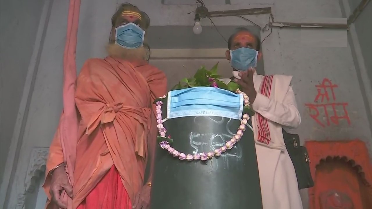 वाराणसी में प्रदूषण का कहर, तारकेश्वर के महादेव मंदिर की ‘शिवलिंग’ पर लगाया मास्क