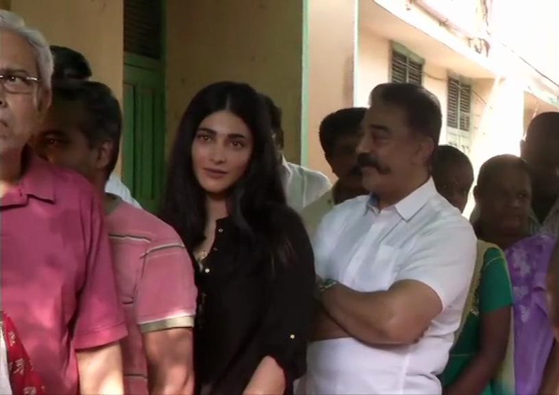 मक्कल निधि मैयम के प्रमुख और एक्टर कमल हासन चेन्नई के बूथ नंबर 27 में वोट डालने पहुंचे। इस दौरान उनकी बेटी श्रुति हासन भी मौजूद थीं।