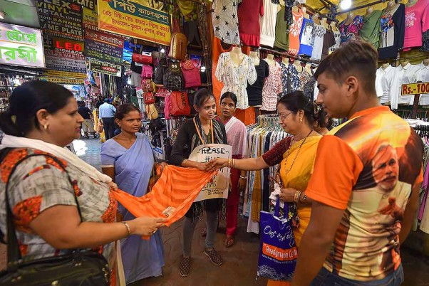 असम के बाढ़ पीड़ितों के लिए कोलकाता के एक बाजार में आम लोगों से चंदा इकट्ठा करती बीजेपी महिला मोर्चा की कार्यकर्ता।