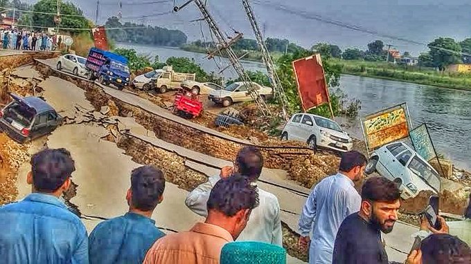पाक अधिकृत कश्मीर के मीरपुर में भूकंप से आई तबाही