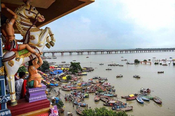 प्रयागराज में संगम के पास गंगा और यमुना नदियों के बाढ़ग्रस्त तटों का दृश्य