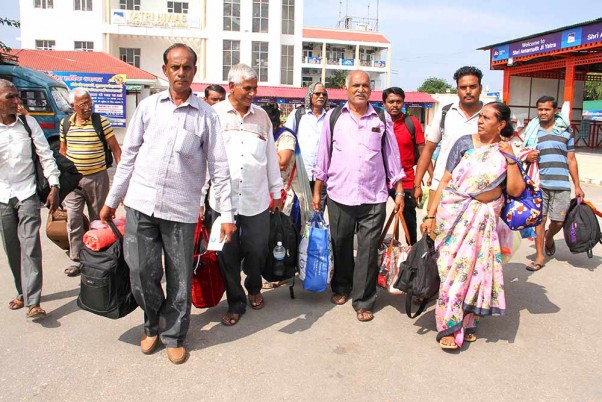 जम्मू में अमरनाथ यात्रा रोके जाने के बाद बेस कैंप में लौटते श्रद्धालु
