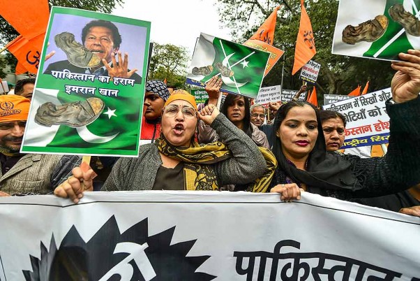 गुरुद्वारा ननकाना साहिब पर कथित हमले के खिलाफ राजधानी दिल्ली स्थित पाकिस्तान उच्चायोग के पास विरोध प्रदर्शन करते वीएचपी और हिंदू सेना के सदस्य