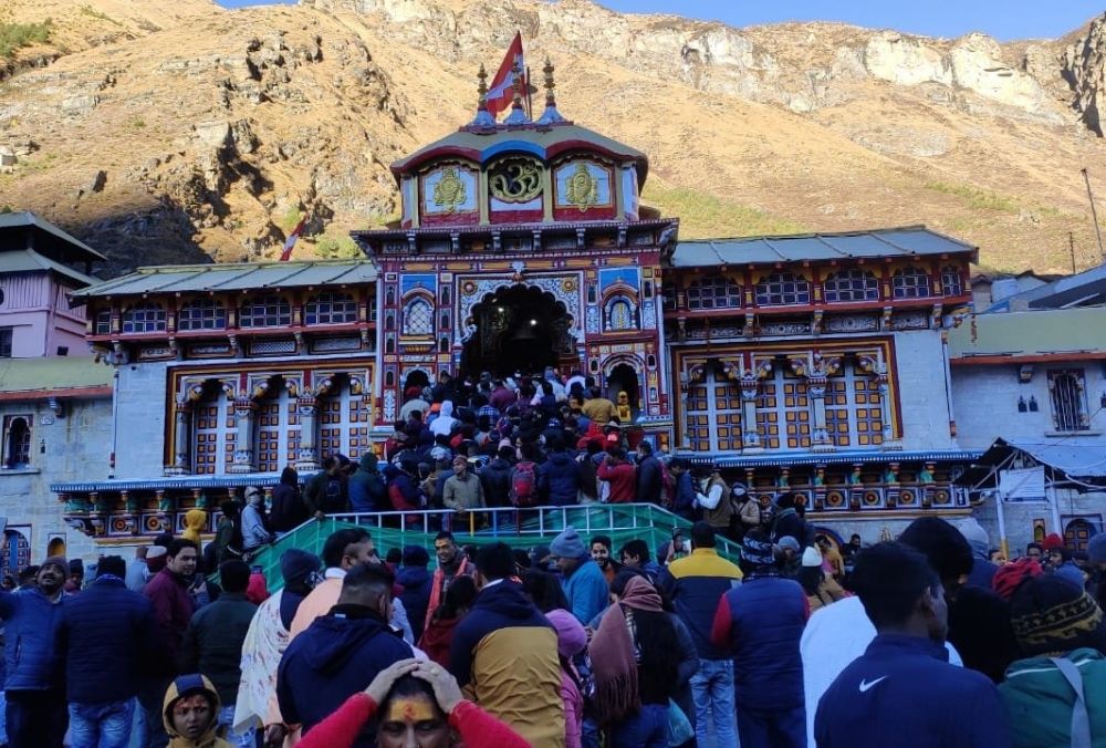 शीतकाल हेतु कपाट बंद होने से पहले तीर्थयात्री पहुंच रहे बदरीनाथ धाम