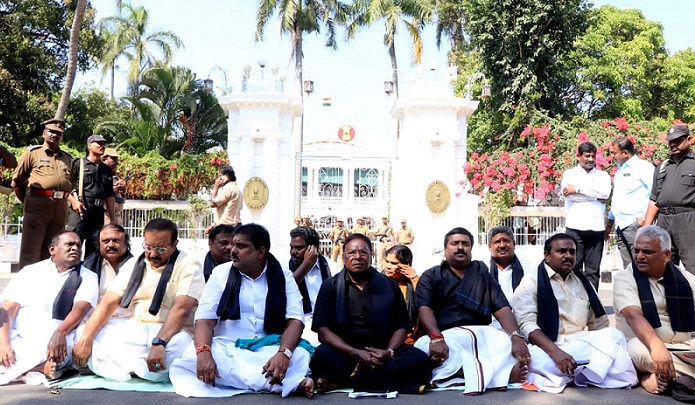 पुडुचेरी की उपराज्यपाल किरण बेदी के आवास के बाहर धरने पर बैठे मुख्यमंत्री नारायणसामी