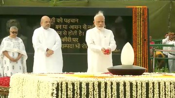 पूर्व पीएम अटल बिहारी वाजपेयी की पहली पुण्यतिथि पर श्रद्धांजलि देते प्रधानमंत्री नरेंद्र मोदी