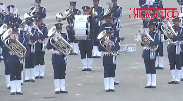 दिल्ली के विजय चौक-रायसीना हिल में चल रहे बीटिंग रिट्रीट समारोह की एक झलक