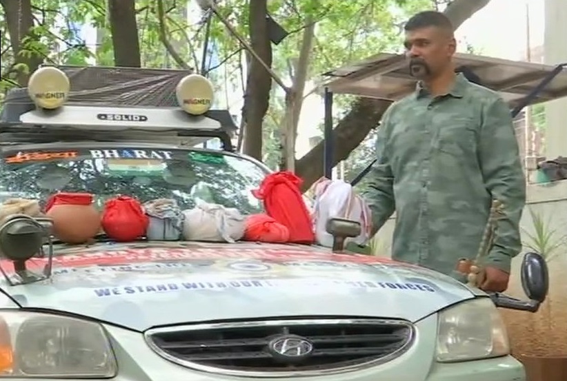 पुलवामा के शहीदों के घरों से मिट्टी इकट्ठी करता कलाकार। इससे पुलवामा में भारत के नक्शे के आकार में बनेगा स्मारक।