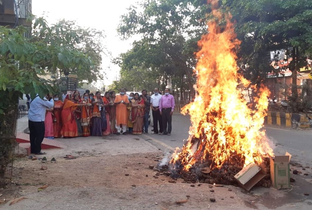 होली के एक दिन पहले होलिका दहन कर पूजा करते बिलासपुर के लोग