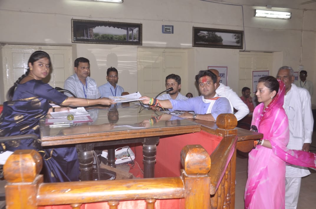 मध्य प्रदेश की गुना लोकसभा सीट से नामांकन दाखिल करते कांग्रेस उम्मीदवार ज्योतिरादित्य सिंधिया