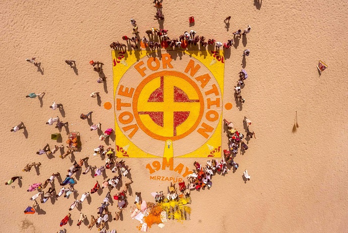 मिर्जापुर में  गंगा नदी के तट पर मतदान को लेकर जागरूकता बढ़ाने के लिए लोगों ने बनाई विशाल रंगोली