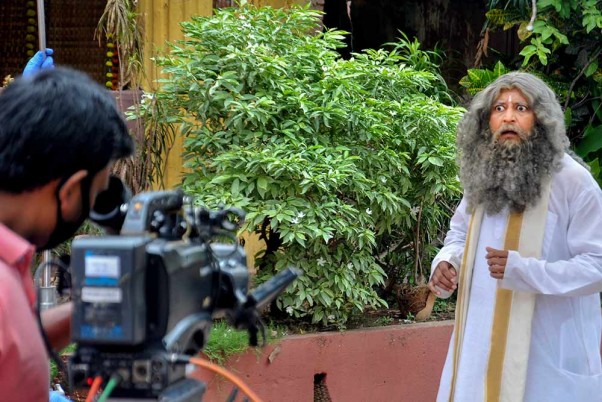 कोलकाता में लॉकडाउन के पांचवें चरण के दौरान अधिकारियों द्वारा स्टूडियो को फिर से खोलने की अनुमति के बाद एक टीवी धारावाहिक की शूटिंग करता एक्टर