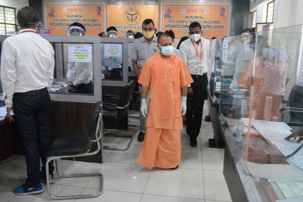 मुजफ्फरनगर के कोविड-19 कंट्रोल रूम का निरीक्षण करते यूपी सीएम योगी आदित्यनाथ