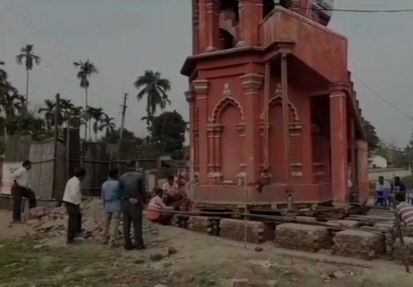 हाइवे बनाने के लिए असम में बिना नुकसान पहुंचाए शिफ्ट की गई 100 साल पुरानी दो मंजिला मस्जिद