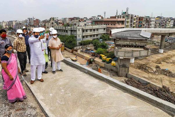 राजधानी दिल्ली में शास्त्री पार्क से सीलमपुर तक एक निर्माणाधीन फ्लाईओवर का निरीक्षण करते भाजपा सांसद मनोज तिवारी