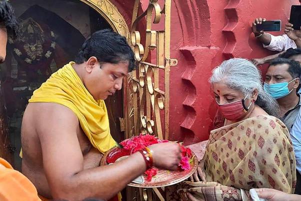 त्रिपुरा के उदयपुर स्थित त्रिपुरेश्वरी मंदिर में मत्था टेकने पहुंची केंद्रीय वित्त मंत्री निर्मला सीतारमण