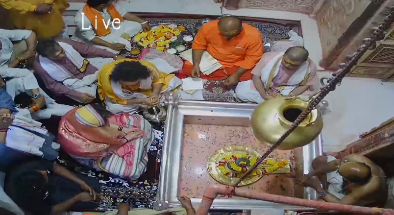काशी विश्वनाथ मंदिर में पूजा अर्चना करती प्रियंका गांधी