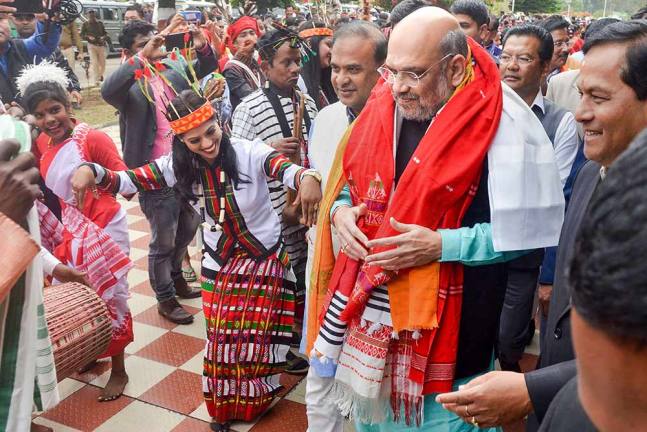 अरुणाचल प्रदेश के लखीमपुर खीरी जिले में 34वें राज्य दिवस में भाग लेने पहुंचे केंद्रीय गृह मंत्री अमित शाह का कलाकारों ने ऐसे किया स्वागत