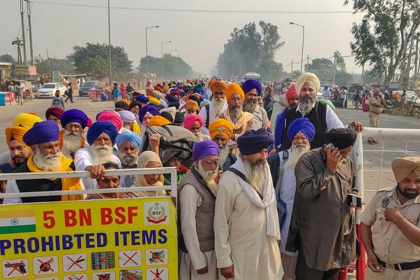 गुरुद्वारा दरबार साहिब करतारपुर में गुरु नानक देव जी की 550 वीं जयंती मनाने के लिए अटारी-वाघा सीमा के रास्ते पाकिस्तान जाते सिख श्रद्धालु