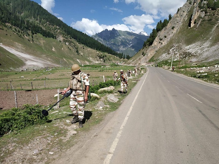 अमरनाथ यात्रा के मद्देनजर जम्मू-कश्मीर के गांदरबल में हाईवे पर तैनात आईटीबीपी के जवान