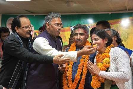 देहरादून में ऋषिकेश नगर निगम के नव निर्वाचित महापौर अनीता मामगी को मिठाई खिलाते CM त्रिवेन्द्र सिंह