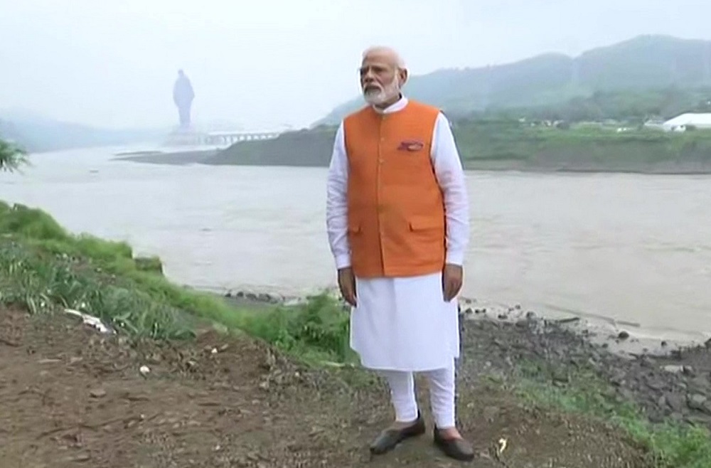 अपने जन्मदिन के मौके पर गुजरात के नर्मदा जिले के केवड़िया में सरदार सरोवर बांध का जायजा लेते प्रधानमंत्री नरेन्द्र मोदी