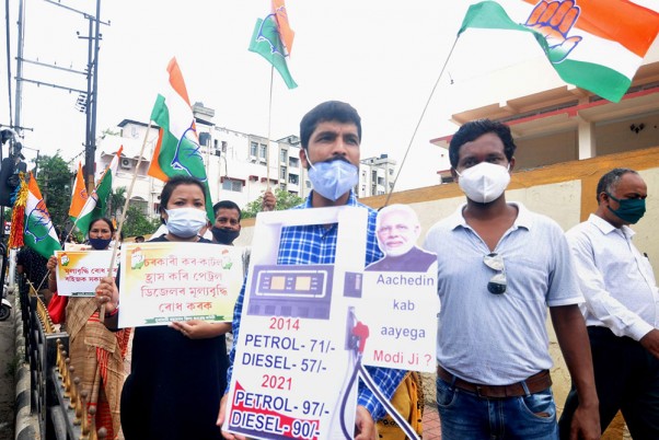 एलपीजी और ईंधन की कीमतों में बढ़ोतरी को लेकर गुवाहाटी में कांग्रेस कार्यकर्ताओं का विरोध प्रदर्शन