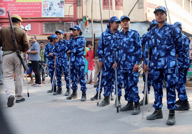 वाराणसी में ईद मिलादुन्नबी के मौके पर मुस्लिम श्रद्धालुओं के जुलूस के दौरान तैनात रैपिड एक्शन फोर्स के जवान