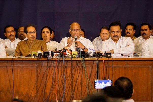 मुंबई में संयुक्त संवाददाता सम्मेलन के दौरान एनसीपी अध्यक्ष शरद पवार और शिवसेना प्रमुख उद्धव ठाकरे