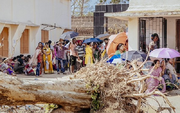 ओडिशा सरकार द्वारा भुवनेश्वर में वितरित की जा रही राहत सामग्री पाने के लिए प्रतीक्षा कर रहे चक्रवात फैनी प्रभावित लोग