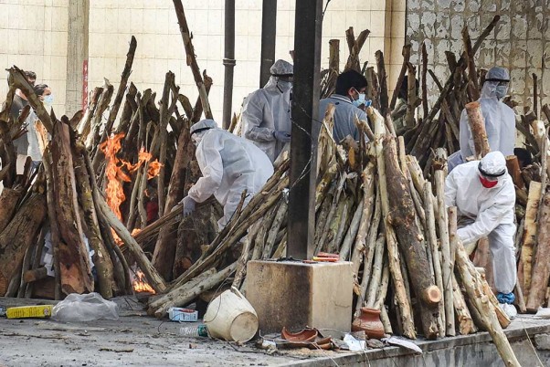 गुरुग्राम में कोरोना संक्रमण से मरने वालों का शमशान घाट में सामूहिक दाह संस्कार
