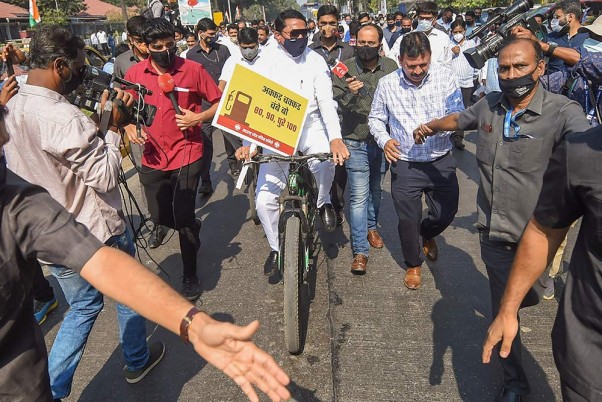 महाराष्ट्र कांग्रेस अध्यक्ष नाना पटोले ने मुंबई में महाराष्ट्र विधानसभा सत्र के पहले दिन ईंधन मूल्य वृद्धि के खिलाफ जताया विरोध