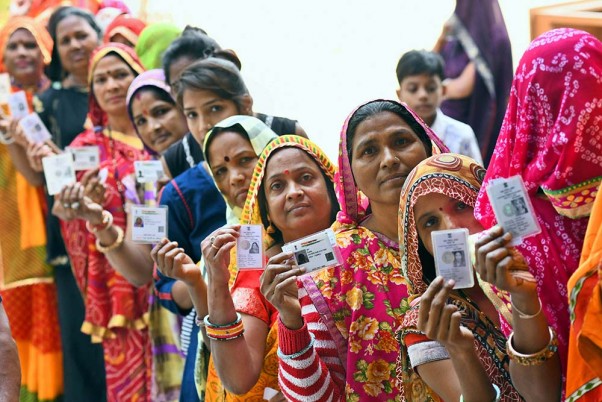 ब्यावर में नगर निकाय चुनाव के दौरान वोट डालने के लिए कतार में खड़े होकर अपना पहचान पत्र दिखाते मतदाता