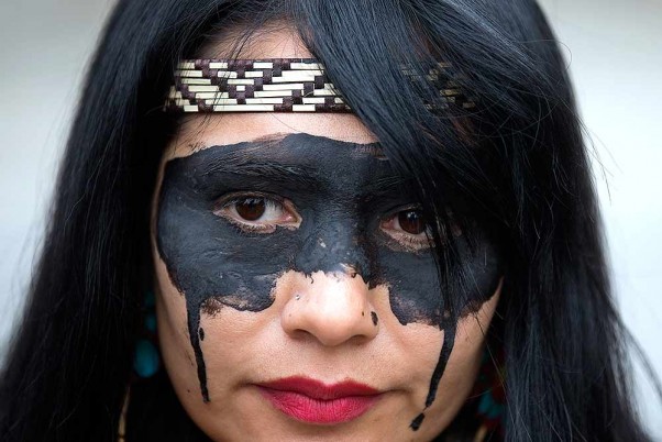 स्पेन में रेप्सोल मुख्यालय के बाहर एक विरोध प्रदर्शन में भाग लेती महिला