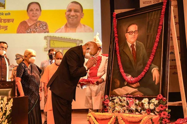 लखनऊ में लोक भवन में डॉ भीमराव अंबेडकर को श्रद्धांजलि अर्पित करते राष्ट्रपति रामनाथ कोविंद