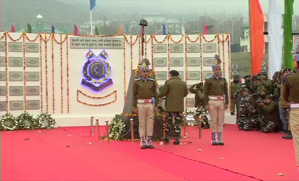 पिछले साल पुलवामा हमले में जान गंवाने वाले 40 सीआरपीएफ जवानों को सीआरपीएफ के लेथपोरा कैंप में श्रद्धांजलि देते जवान