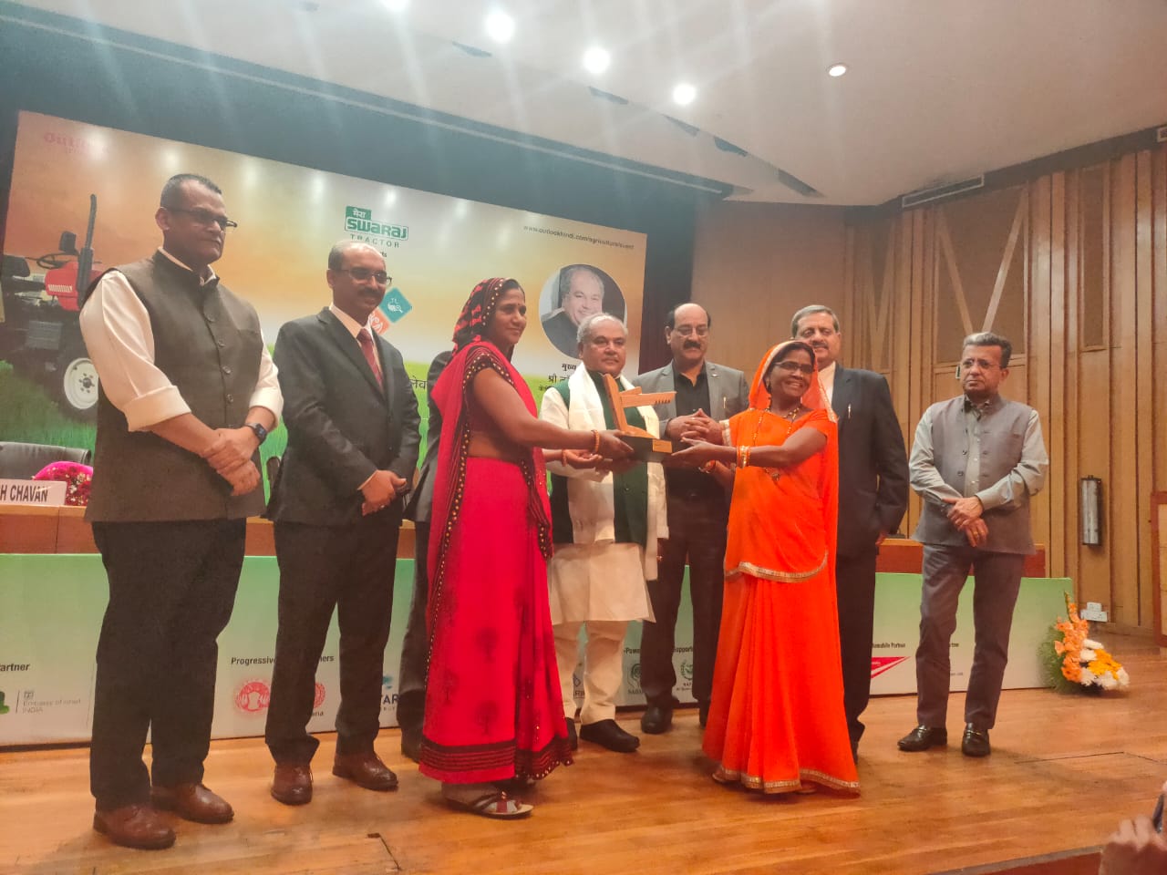 आउटलुक एग्रीकल्चर कॉनक्लेव एंड स्वराज अवार्ड्स 2020 कार्यक्रम में किसानों को पुरस्कृत करते केंद्रीय कृषि मंत्री नरेंद्र सिंह तोमर