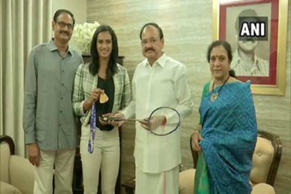 हैदराबाद में उपराष्ट्रपति एम. वेंकैया नायडू से उनके निवास स्थान पर मुलाकात करती पीवी सिंधु और उनका परिवार