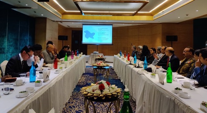 जम्मू में राज्य प्रशासन के अधिकारियों से मुलाकात करता 15 विदेशी दूतों का प्रतिनिधिमंडल, दो दिवसीय दौरे पर गुरुवार को श्रीनगर पहुंचा