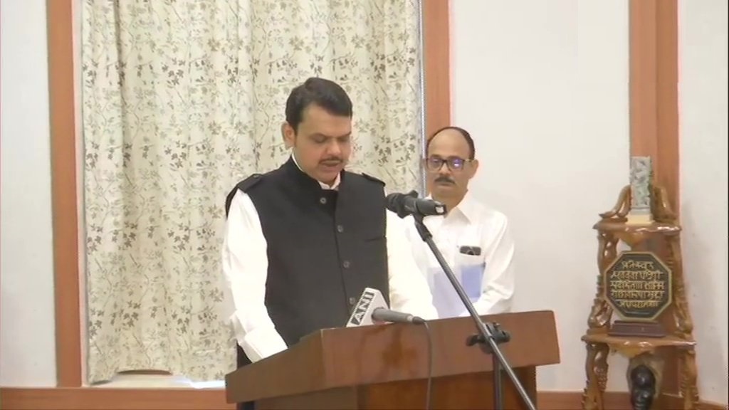 महाराष्ट्र के मुख्यमंत्री के रूप में दोबारा शपथ लेते भाजपा नेता देवेंद्र फड़नवीस