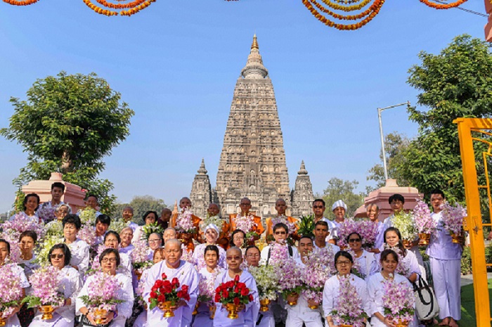 बोधगया स्थित महा बोधि मंदिर में विशेष पूजा अर्चना करते हुए थाई भक्त