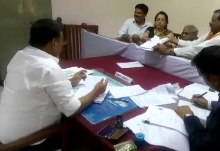 मथुरा से सांसद और लोकसभा चुनाव में बीजेपी की उम्मीदवार हेमा मालिनी ने जिला निर्वाचन अधिकारी एवं जिलाधिकारी के समक्ष दाखिल किया नामांकन
